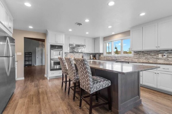 Een koelkast, een microgolfoven, een oven, een kookplaat