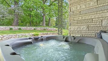 Tina de hidromasaje al aire libre