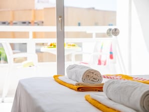 Une chambre d’hôtel avec un lit, une fenêtre et une vue sur l’extérieur.