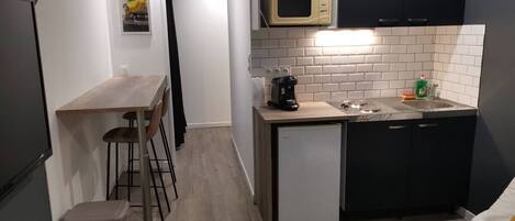 Een strijkplank/strijkijzer, gratis wifi, beddengoed