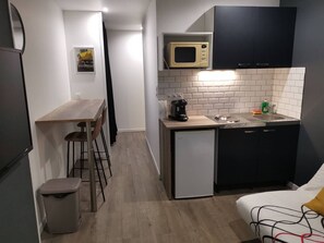 Iron/ironing board, free WiFi, bed sheets - Cosy studio at the foot of the Flachet metro station (Villeurbanne)