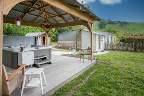Terrace/patio - Matagouri Cottage - Port Levy Holiday Home (Port Levy)