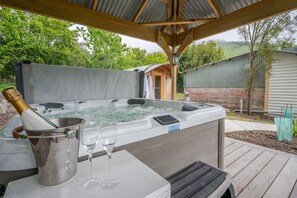 Outdoor spa tub - Matagouri Cottage - Port Levy Holiday Home (Port Levy)