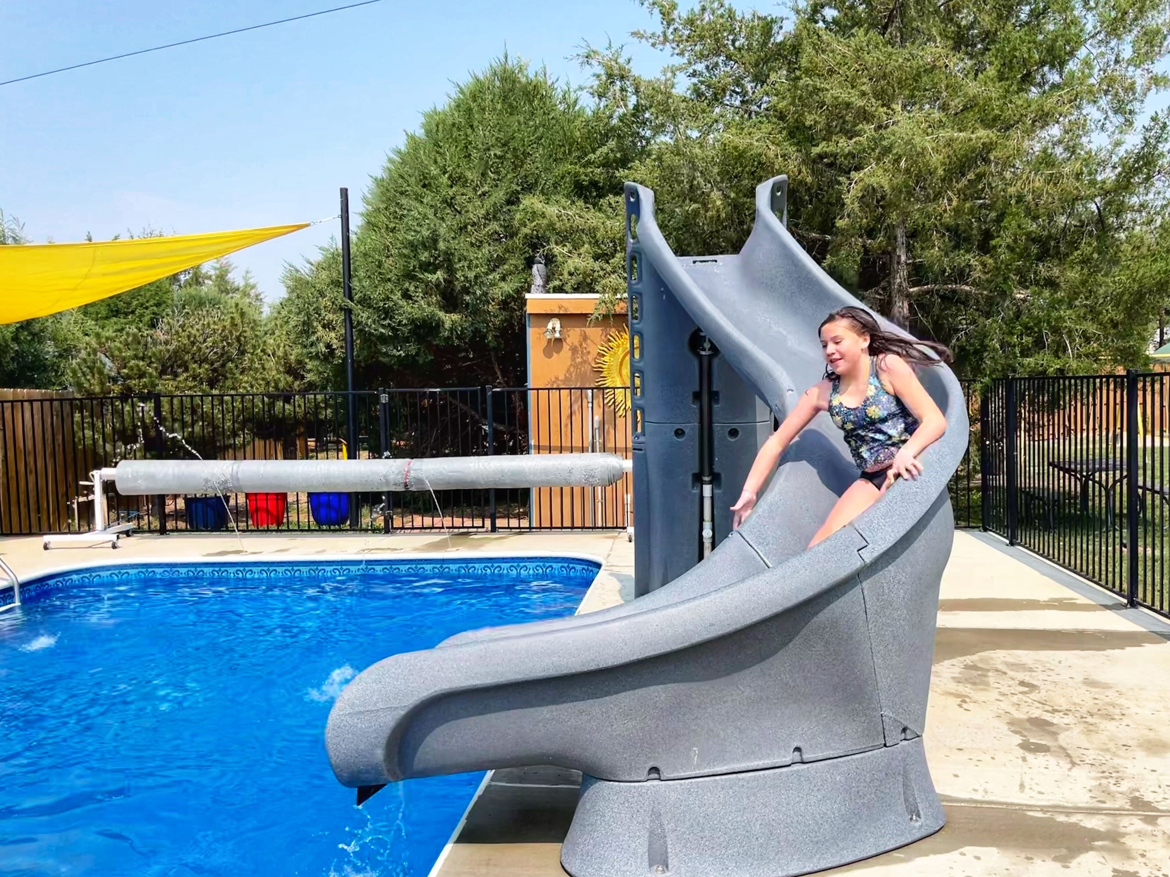Una piscina al aire libre de temporada (de 09:30 a 20:00), tumbonas