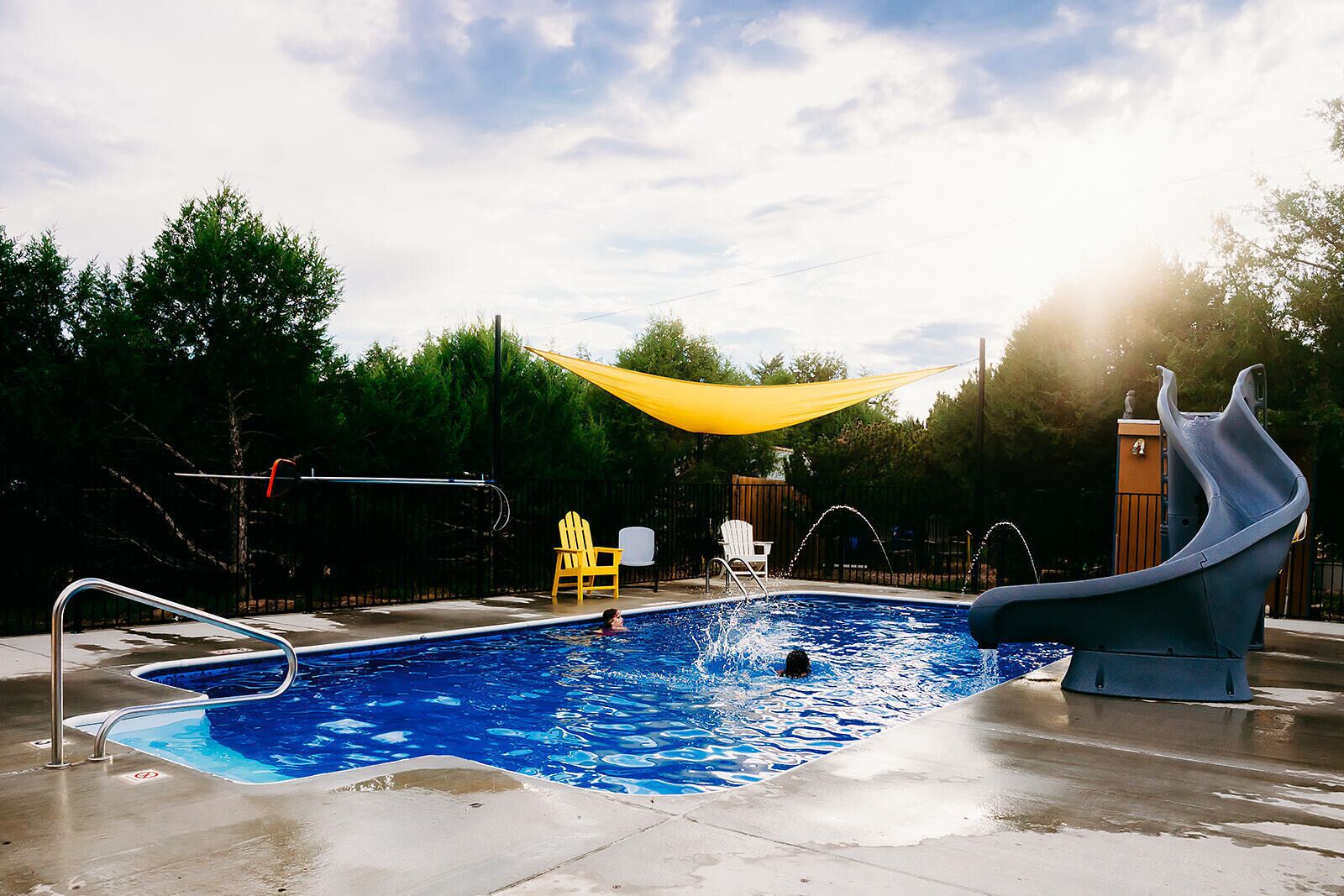 Kolam renang outdoor musiman, dengan kursi berjemur