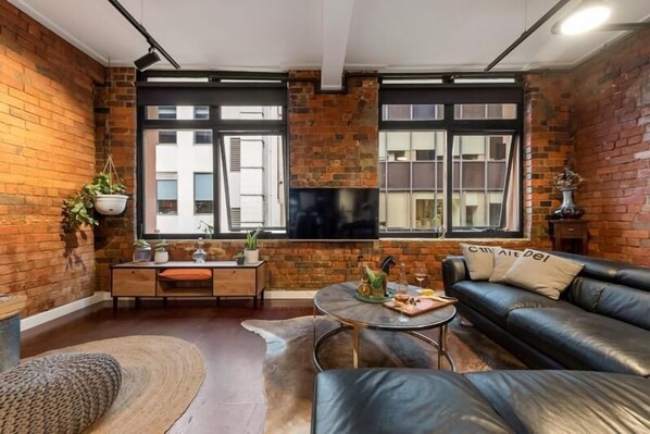 Smart TV, Netflix, streaming services - StayCentral - Heritage Warehouse Retreat Melbourne CBD . (Melbourne)