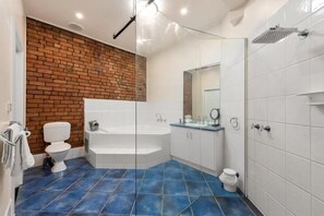 Hair dryer, towels - StayCentral - Heritage Warehouse Retreat Melbourne CBD . (Melbourne)