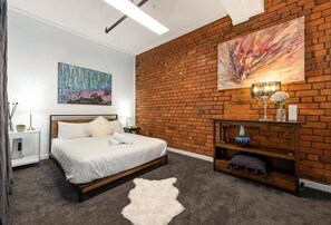 2 bedrooms, desk