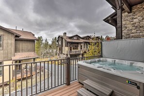 Outdoor spa tub - Luxurious Fraser Townhome w/ Private Hot Tub! (Fraser)