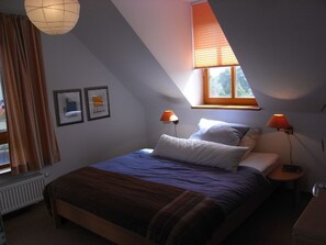 2 bedrooms, desk, WiFi