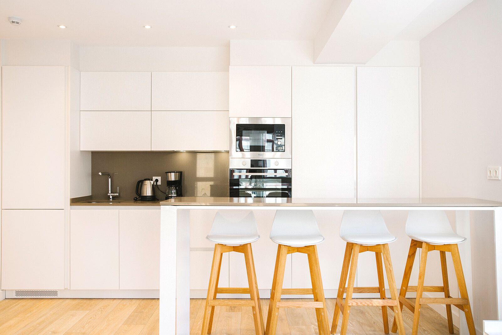 Een koelkast, een magnetron, een oven, een vaatwasser