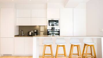 Een koelkast, een magnetron, een oven, een vaatwasser