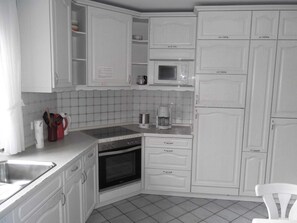 Kühlschrank, Mikrowelle, Ofen, Geschirrspüler