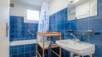 Baignoire, sĂšche-cheveux