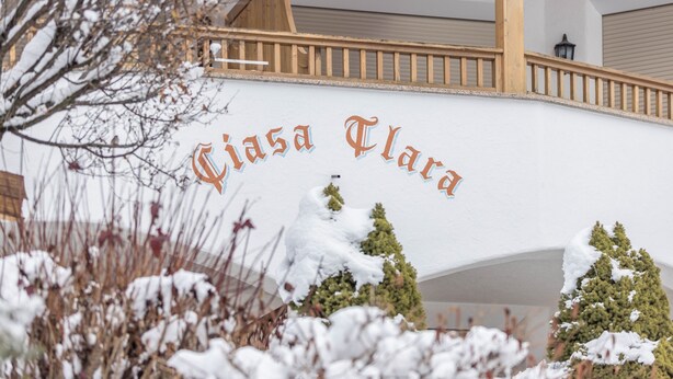 Un edificio con una scala in legno e un cartello con la scritta 'Fiasa Flara'.