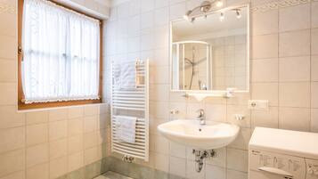 Dusche, Haartrockner, Handtücher