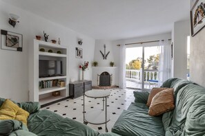 TV, fireplace - Villa Nerja with Sea View, Pool, Terrace & Wi-Fi (Nerja)