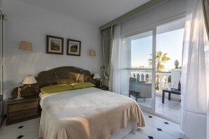 3 bedrooms, iron/ironing board, free WiFi, bed sheets - Villa Nerja with Sea View, Pool, Terrace & Wi-Fi (Nerja)