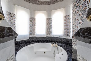 Badewanne, Haartrockner, Handtücher