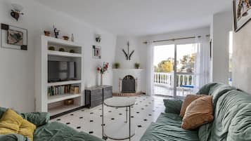 Televisión y chimenea