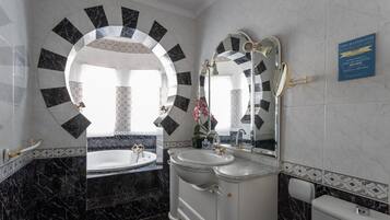 Badewanne, Haartrockner, Handtücher