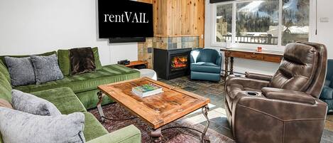 Télévision à écran plat, cheminée