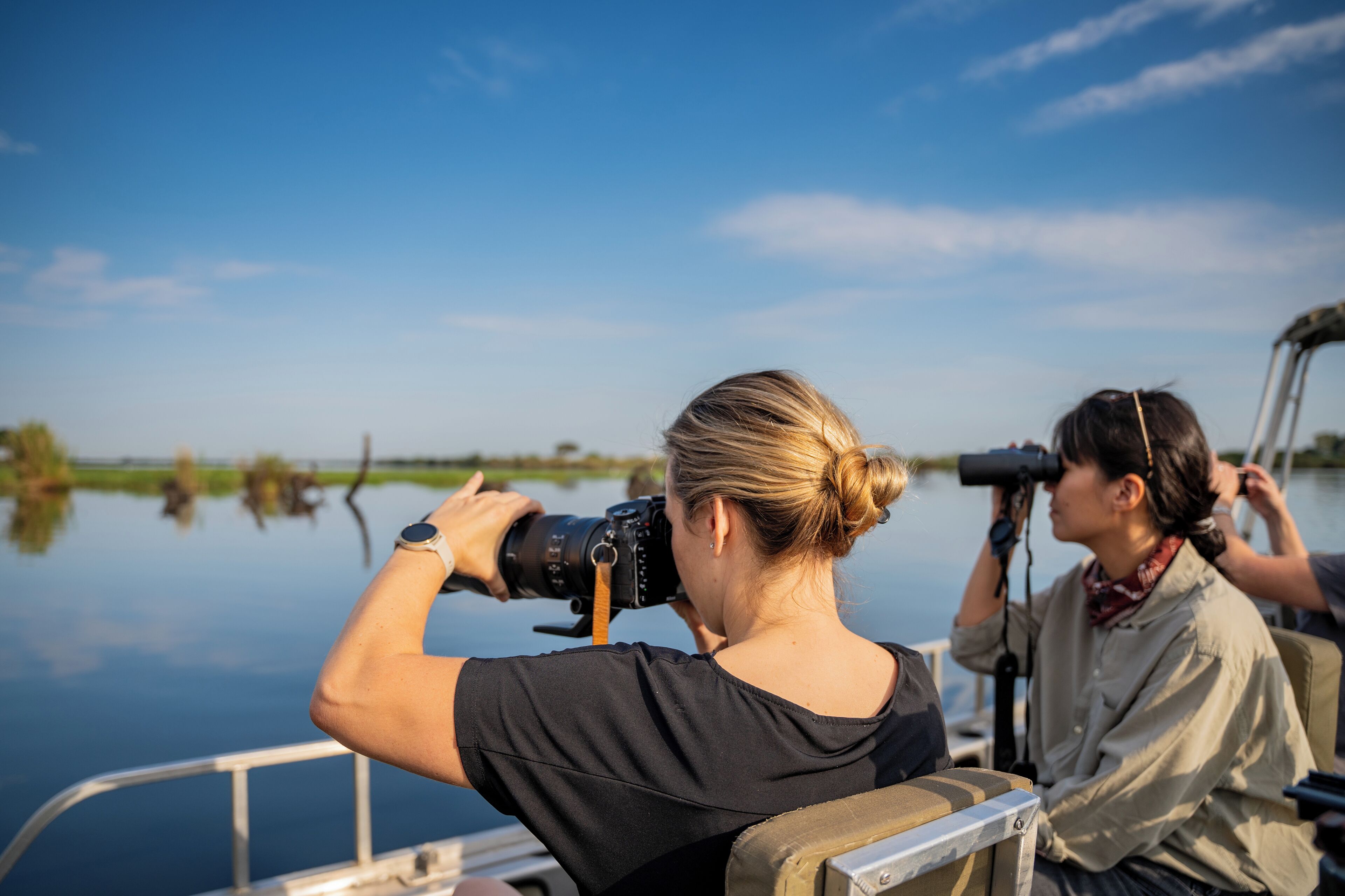 Une personne utilisant un appareil photo sur un bateau.