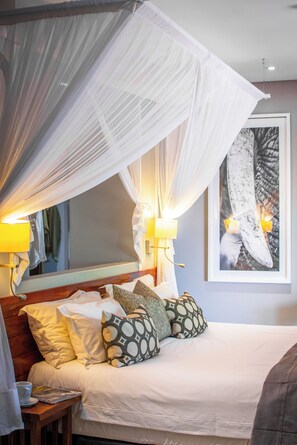 Luxury Room | In-room safe, individually decorated, desk, iron/ironing board - Chobe Safari Lodge (Kasane)