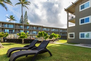Property grounds - 2Br Kauai Kailani Condo, Pool, walk to Ocean & Shops, AC KK117 (Kapaa)