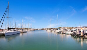 Marina - Park Beach Retreat - Newly appointed Apartment, Walk to Beach, Shops and Eateries (Coffs Harbour)