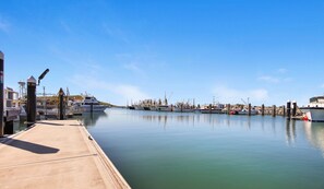 Marina - Park Beach Retreat - Newly appointed Apartment, Walk to Beach, Shops and Eateries (Coffs Harbour)