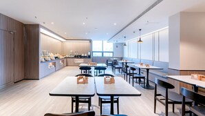 Un restaurante moderno con una barra central, varias mesas y sillas.