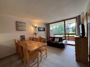 TV - Comfortable 6-person apartment, no pets or smoking, in Morillon (Morillon 1100)