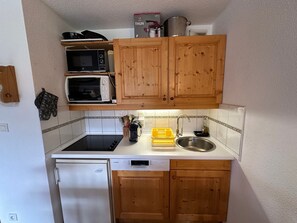 Kylskåp, mikrovågsugn och diskmaskin