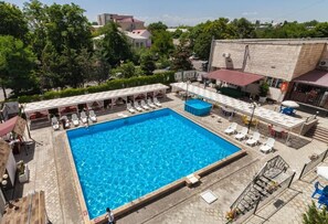 Kauden mukainen ulkouima-allas avoinna 10.00–21.30, ilmaisia cabañoita