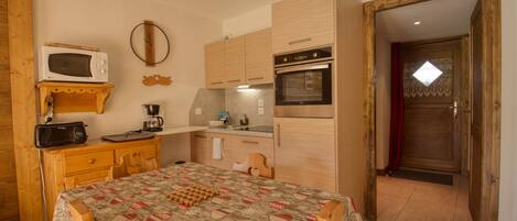 雪櫃、微波爐、洗碗機