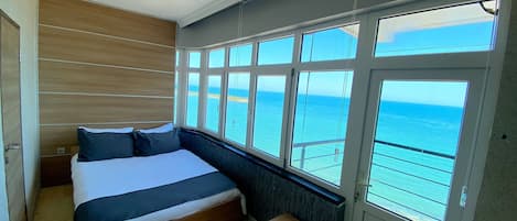 Deluxe kamer, uitzicht op zee | Hypoallergeen beddengoed, een minibar, gratis wifi, beddengoed
