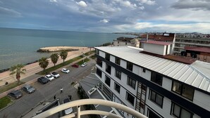 A coastal cityscape with a view of the sea, a promenade, and modern buildings. - New Hotel Samsun (Atakum)