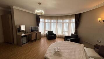 Hypo-allergenic bedding, minibar, free WiFi, bed sheets