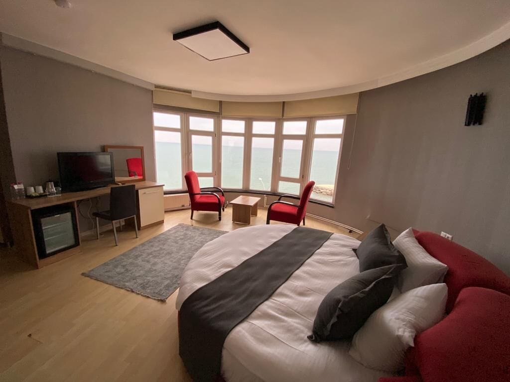 Suite Room | Seprai antialergi, minibar, Wi-Fi gratis, dan seprai linen
