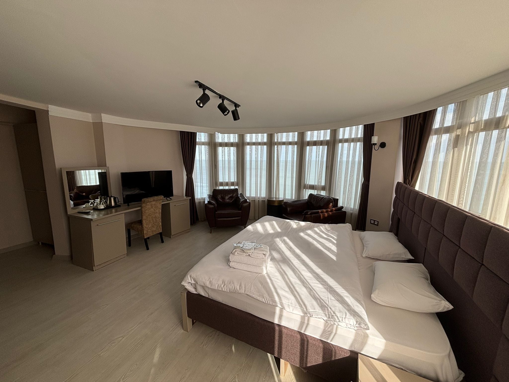 Suite Room | Hypo-allergenic bedding, minibar, free WiFi, bed sheets