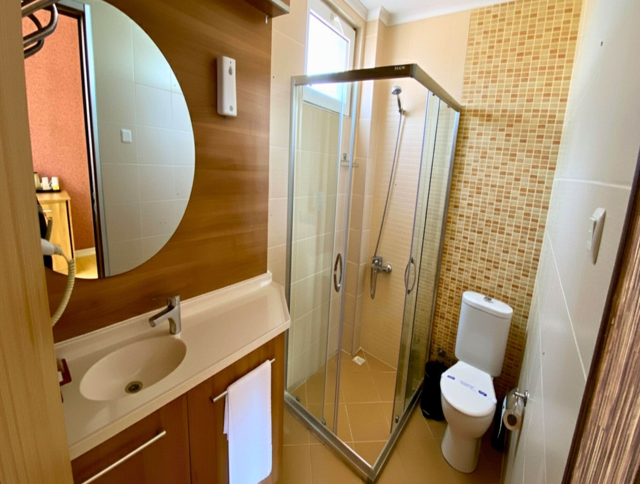 Habitación estándar | Baño | Secadora de cabello, toallas, jabón, shampoo 