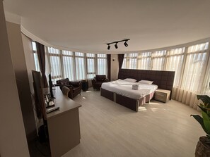 Suite Room | Allergikerbettwaren, Minibar, kostenloses WLAN, Bettwäsche