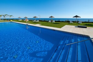 Outdoor pool - 1 bedroom side sea view aparment (Torrox Costa)