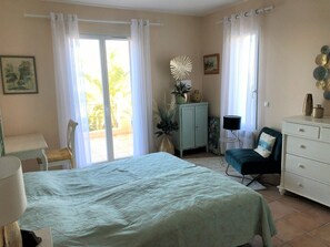 3 makuuhuonetta, silitysrauta/-lauta, ilmainen Wi-Fi, vuodevaatteet