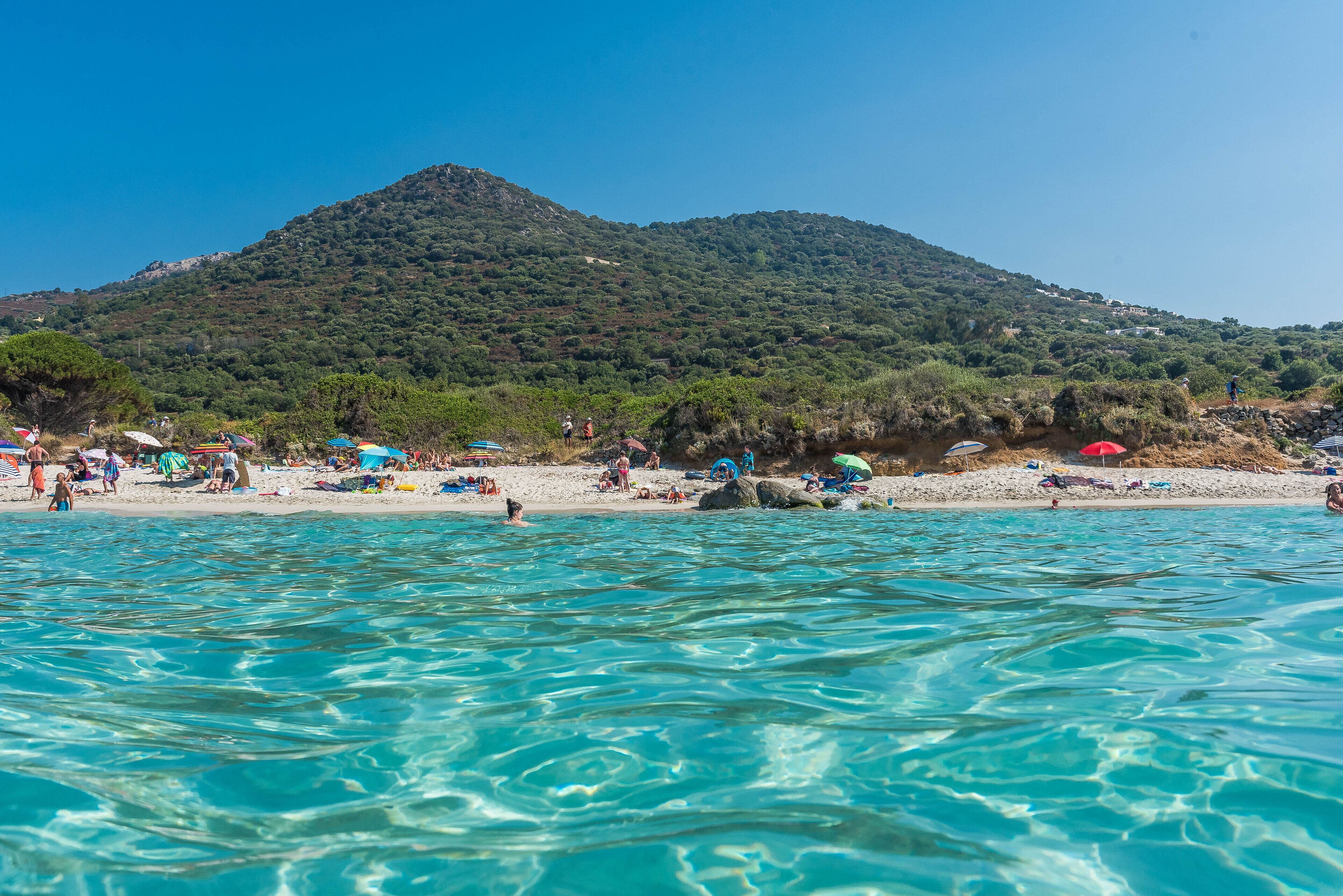 ビーチの近く、サンラウンジャー、ビーチタオル