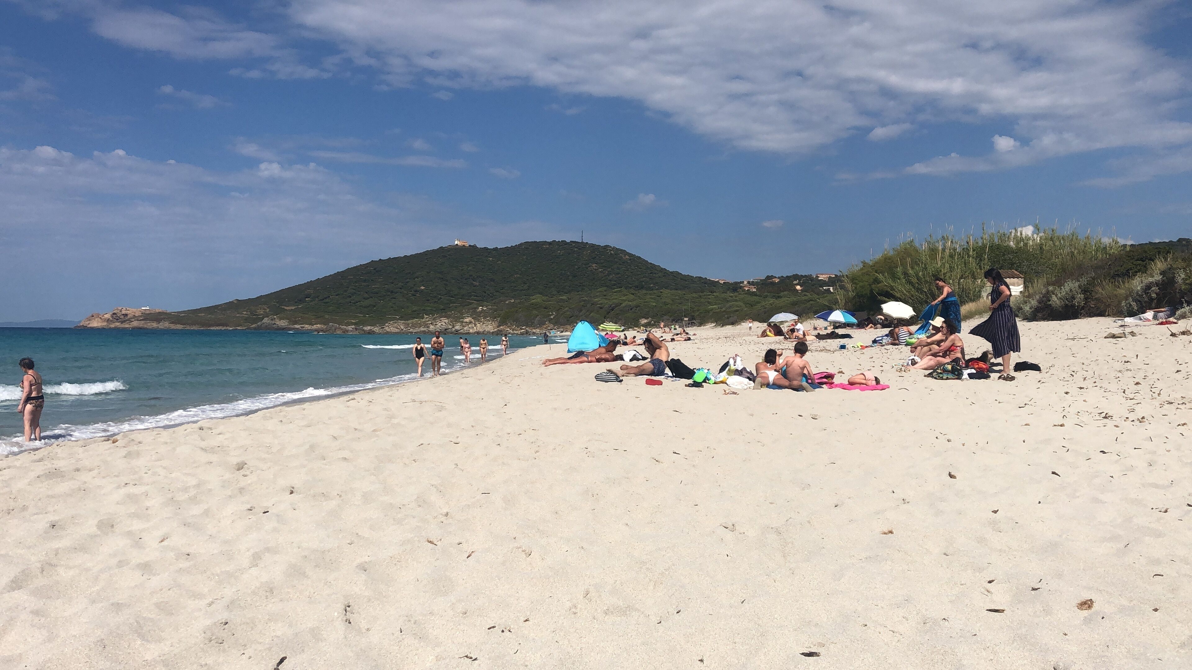 Beach nearby, sun-loungers, beach towels