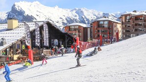 Et skiområde med restaurant og skilift.