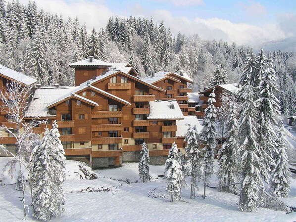 Situated in a mountainous area, this lodge offers scenic views of the surrounding landscape.