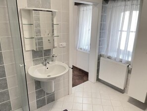 Douche, séchoir à cheveux, bidet, serviettes fournies
